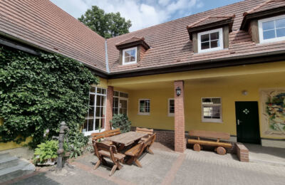 Innenhof der Jugendherberge Prebelow mit Sitzbänken