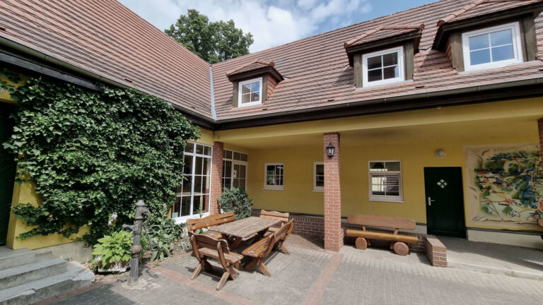 Innenhof der Jugendherberge Prebelow mit Sitzbänken