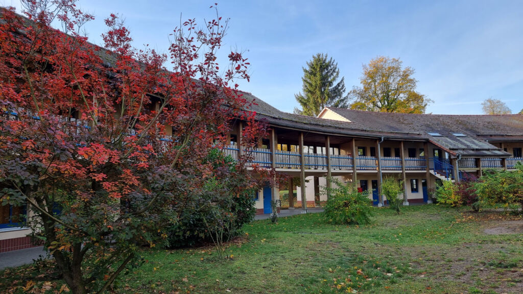 Jugendherberge Wandlitz mit rotem Herbstlaub