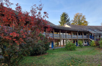 Jugendherberge Wandlitz mit rotem Herbstlaub