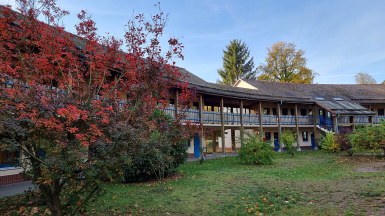 Jugendherberge Wandlitz mit rotem Herbstlaub