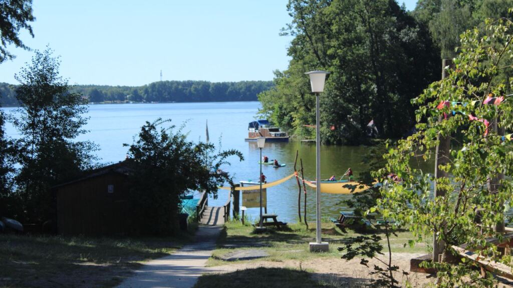 KiEZ Hölzerner See: Blick vom Ufer auf den See mit Steg und Booten