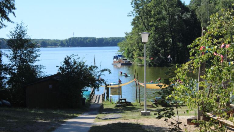 KiEZ Hölzerner See: Blick vom Ufer auf den See mit Steg und Booten