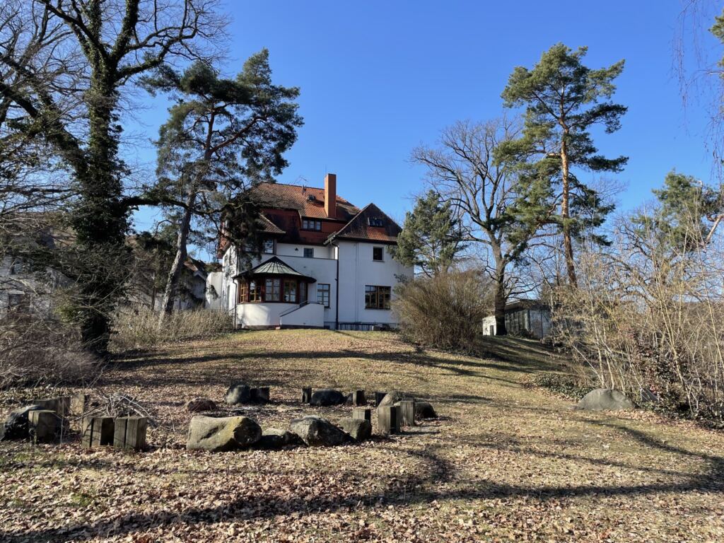 Villa der Familienferienstätte St. Ursula mit Feuerstelle im Vordergrund