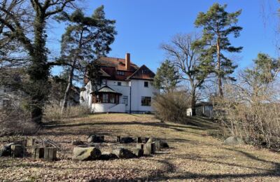 Villa der Familienferienstätte St. Ursula mit Feuerstelle im Vordergrund