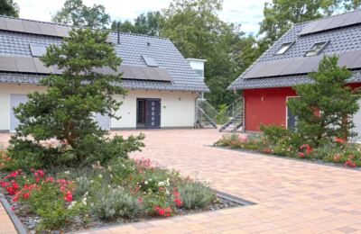 Innenhof des Sterntal Havelland mit Blumenbeeten