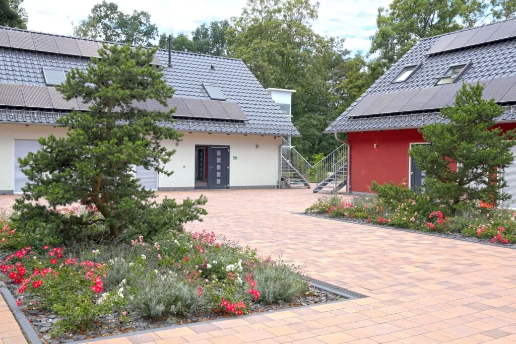 Innenhof des Sterntal Havelland mit Blumenbeeten